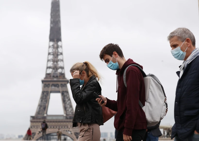 Người dân đeo khẩu trang phòng dịch COVID-19 tại Paris, Pháp ngày 23/10/2020. (Ảnh: THX/TTXVN)