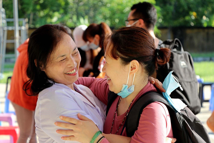 Cảm xúc của y, bác sỹ và công dân lúc chia tay sau khi hoàn thành thời gian cách ly y tế. (Ảnh: Thanh Hải/TTXVN)