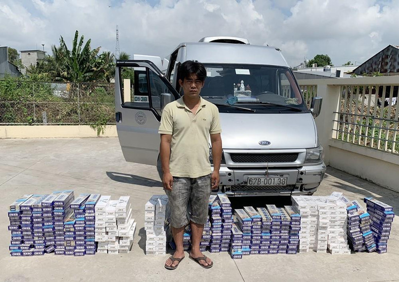 Đối tượng Đặng Thanh Cao cùng phương tiện và tang vật. (Ảnh: Công Mạo/TTXVN)