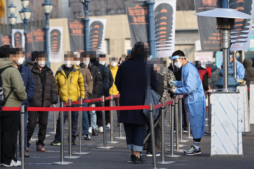 Nhân viên y tế lấy mẫu xét nghiệm COVID-19 cho người dân tại trung tâm xét nghiệm tạm thời ở ngoại ô Seoul, Hàn Quốc ngày 26/12/2020. (Ảnh: YONHAP/TTXVN)