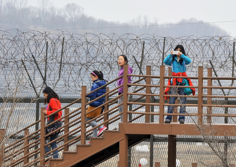 (Tư liệu) Khách du lịch tham quan Công viên hòa bình Imjingak gần Khu phi quân sự (DMZ) liên Triều, tại Paju, Hàn Quốc, ngày 5/4/2013. (Ảnh: AFP/TTXVN)