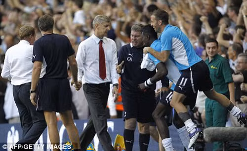 Ông Wenger từ chối bắt tay đối phương vì cay cú ảnh 1