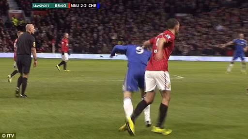 Rio Ferdinand giở "trò bẩn" với Fernando Torres ảnh 1