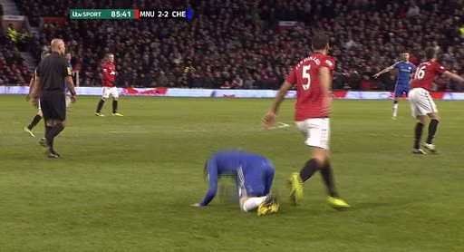 Rio Ferdinand giở "trò bẩn" với Fernando Torres ảnh 2