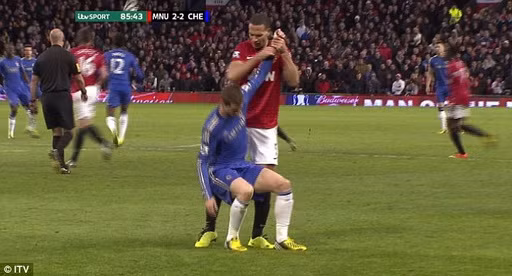 Rio Ferdinand giở "trò bẩn" với Fernando Torres ảnh 4