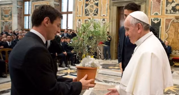 Balotelli, Messi lỡ cơ hội cống hiến cho Giáo hoàng ảnh 1