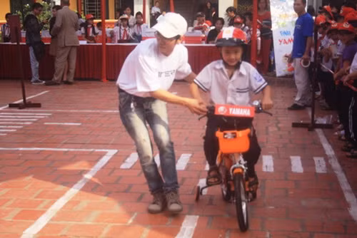 Yamaha VN tặng 26.108 bộ đồ dùng học tập cho HS ảnh 1