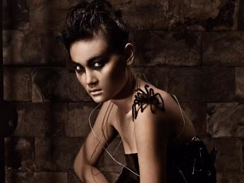 Thí sinh Vietnam's Next Top Model nằm cho chuột bò ảnh 3