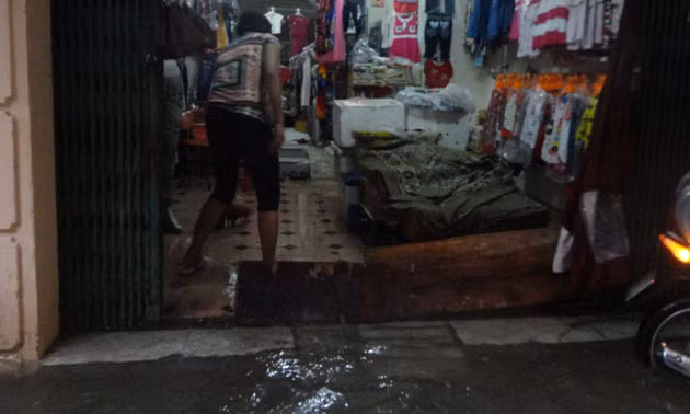 Cận cảnh người dân Hà Nội lóp ngóp trong mưa lớn ảnh 6