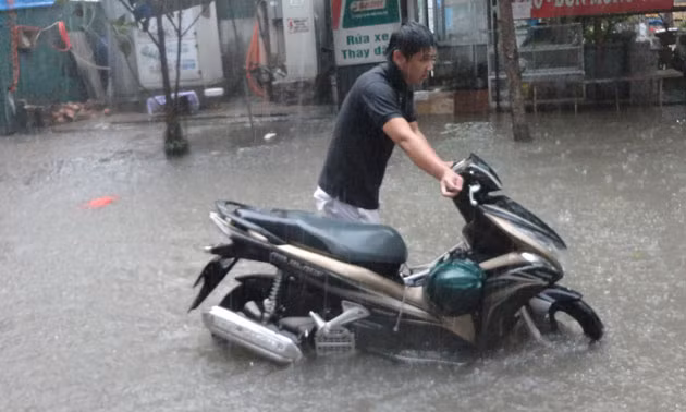 Cận cảnh người dân Hà Nội lóp ngóp trong mưa lớn ảnh 3