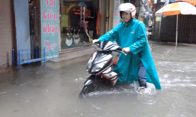 Cận cảnh người dân Hà Nội lóp ngóp trong mưa lớn ảnh 2