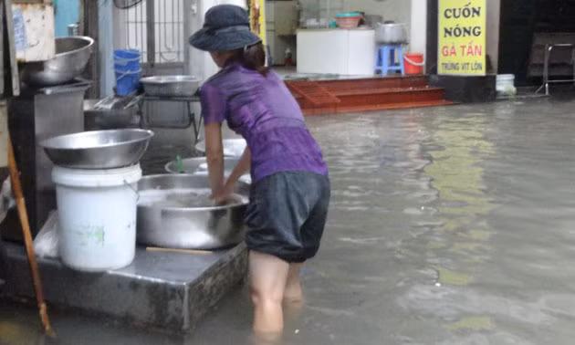 Cận cảnh người dân Hà Nội lóp ngóp trong mưa lớn ảnh 5