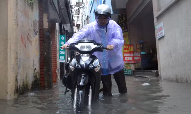 Cận cảnh người dân Hà Nội lóp ngóp trong mưa lớn ảnh 1