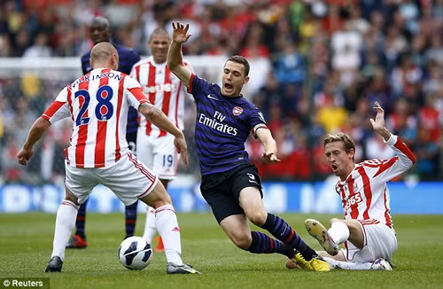 Hàng công bế tắc, Arsenal hòa nhạt trước Stoke ảnh 1