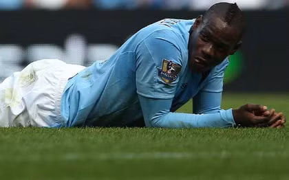 Manchester City sẽ lôi "ngựa chứng" Balotelli ra tòa ảnh 1