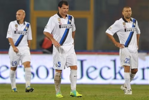 Inter lại thua, Robinho-Cassano giúp Milan giải hạn ảnh 1