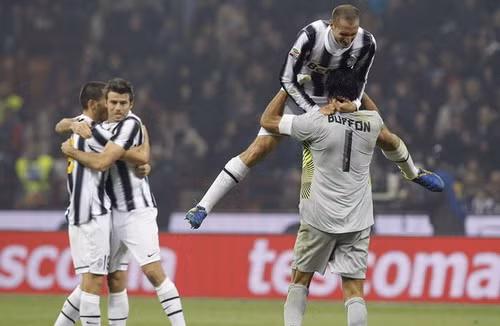 Hạ Roma, AC Milan phả hơi nóng vào gáy Juventus ảnh 1