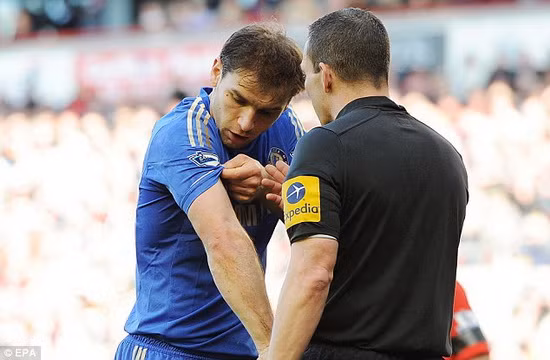 Suarez cắn trộm Ivanovic trong trận hòa kịch tính ảnh 3