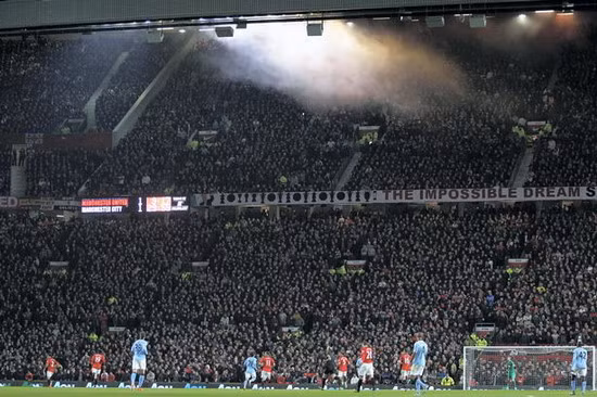 Manchester United gian dối về lượng cổ động viên ảnh 1