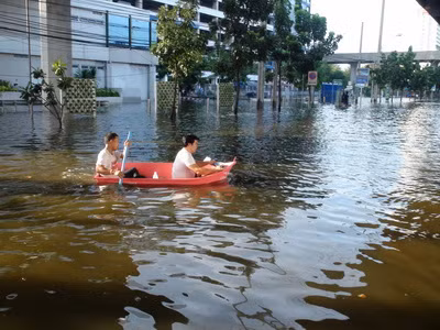 Cư dân tại Bangkok vẫn khốn đốn vì lũ lụt kéo dài ảnh 2