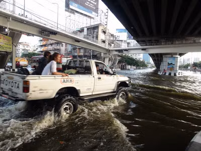 Cư dân tại Bangkok vẫn khốn đốn vì lũ lụt kéo dài ảnh 3