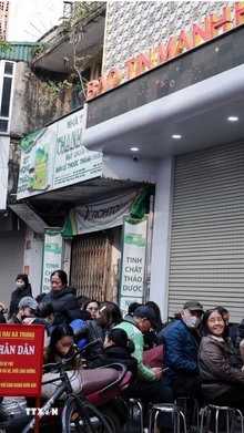 Người dân xếp hàng tại cửa hàng Bảo Tín Mạnh Hải trên phố Trần Nhân Tông. (Ảnh: Trần Việt/TTXVN)