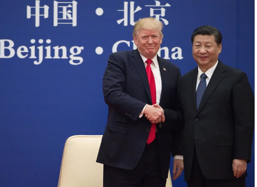 Tổng thống Mỹ Donald Trump và Chủ tịch Trung Quốc Tập Cận Bình bắt tay nhau trong một sự kiện tại Bắc Kinh hồi năm 2017. (Nguồn: npr)