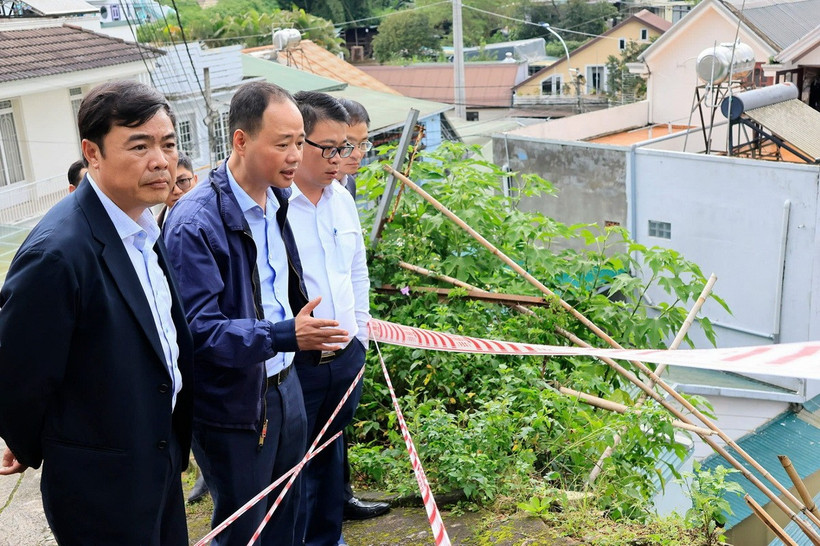 Chủ tịch Ủy ban nhân dân tỉnh Lâm Đồng Trần Hồng Thái (thứ hai từ trái sang) trong một chuyến thị sát địa phương (Nguồn: Báo Lâm Đồng)