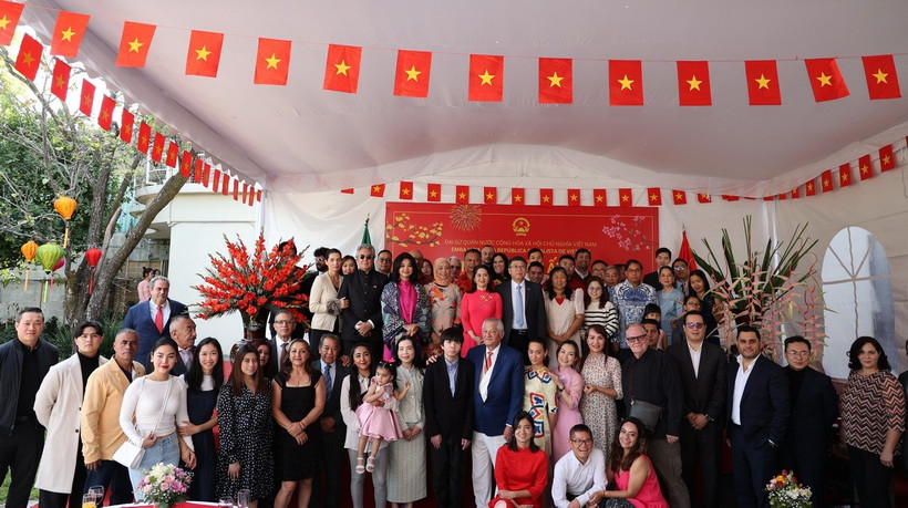 Cán bộ Đại sứ quán chụp ảnh chung cùng cộng đồng người Việt và các đại biểu tham dự buổi lễ. (Nguồn: Phi Hùng/TTXVN) 