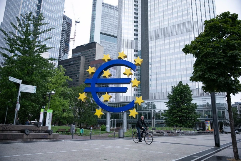 Biểu tượng đồng Euro tại Frankfurt, Đức. (Nguồn: THX/TTXVN)