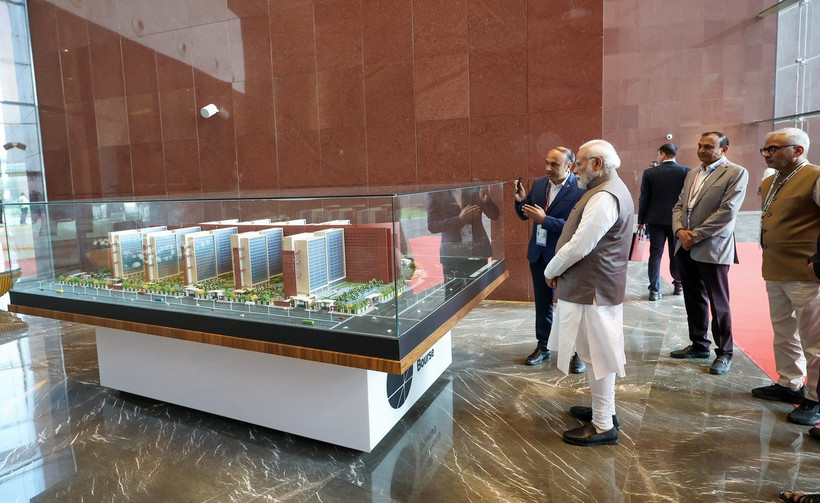 Thủ tướng Ấn Độ Narendra Modi (thứ 2, trái) dự lễ khai trương Sàn giao dịch kim cương Surat, ngày 17/12/2023. (Nguồn: ANI/TTXVN)