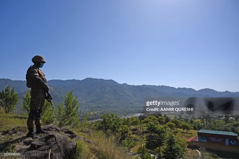 Một người lính Pakistan đứng gác gần Đường kiểm soát, biên giới thực tế giữa Ấn Độ và Pakistan tại làng Salohi, quận Poonch thuộc Kashmir do Pakistan quản lý vào ngày 26/4/2021. (Nguồn: Getty Images)