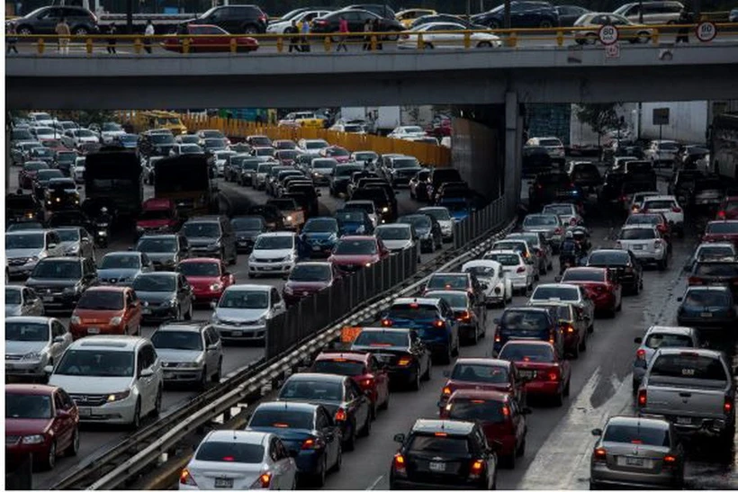 Giao thông giờ cao điểm trên Circuito Interior, một xa lộ ở Mexico City. (Nguồn: The New York Times)