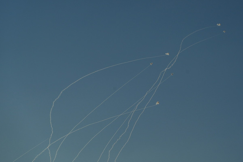 Hệ thống phòng không của Israel đánh chặn tên lửa của Houthi. (Nguồn: THX/TTXVN) 