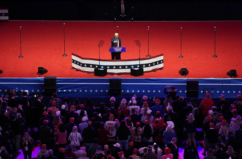 Tổng thống đắc cử Mỹ Donald Trump phát biểu trong buổi míttinh tại Washington tối 19/1/2025. (Nguồn: Kyodo/TTXVN) 