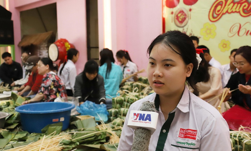 Trần Hiểu Anh, học sinh lớp 11A Trường song ngữ Lào-Việt Nam Nguyễn Du chia sẻ về ý nghĩa của hoạt động gói bánh chưng. (Ảnh: Xuân Tú/TTXVN) 