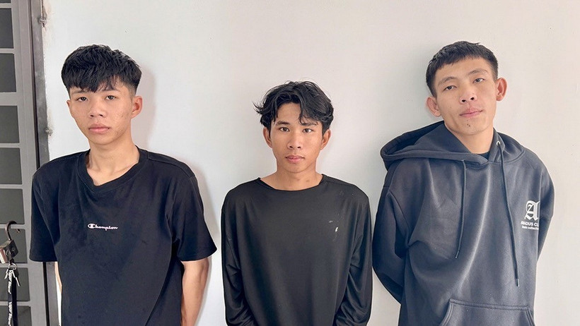 Các đối tượng Võ Minh Khôi, Đặng Văn Kiệt, Trần Tuấn Kiệt (từ trái qua) tại cơ quan công an. (Nguồn: TTXVN) 