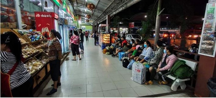 Bến xe phía Nam Vientiane thời điểm nhộn nhịp khách. (Nguồn: Tạp chí Lào-Việt)