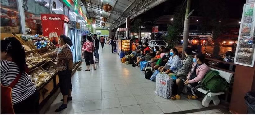 Bến xe phía Nam Vientiane thời điểm nhộn nhịp khách. (Nguồn: Tạp chí Lào-Việt)