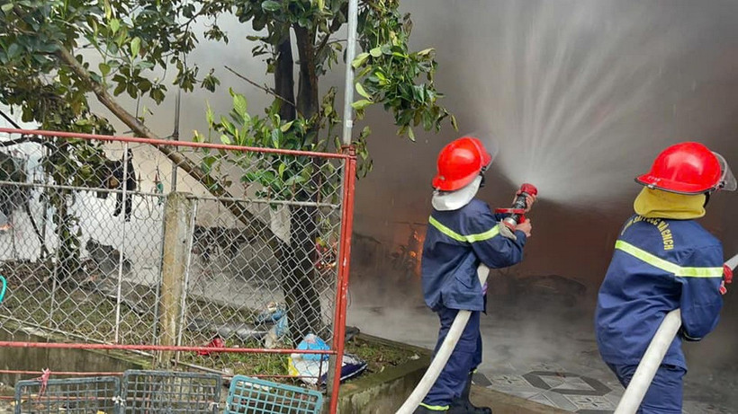 Các lực lượng chức năng ứng cứu tại hiện trường. (Nguồn: Công an tỉnh Hà Tĩnh)