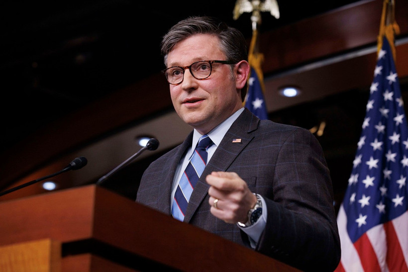 Chủ tịch Hạ viện Mỹ Mike Johnson phát biểu trong cuộc họp báo ở Washington, DC. (Ảnh: THX/TTXVN)