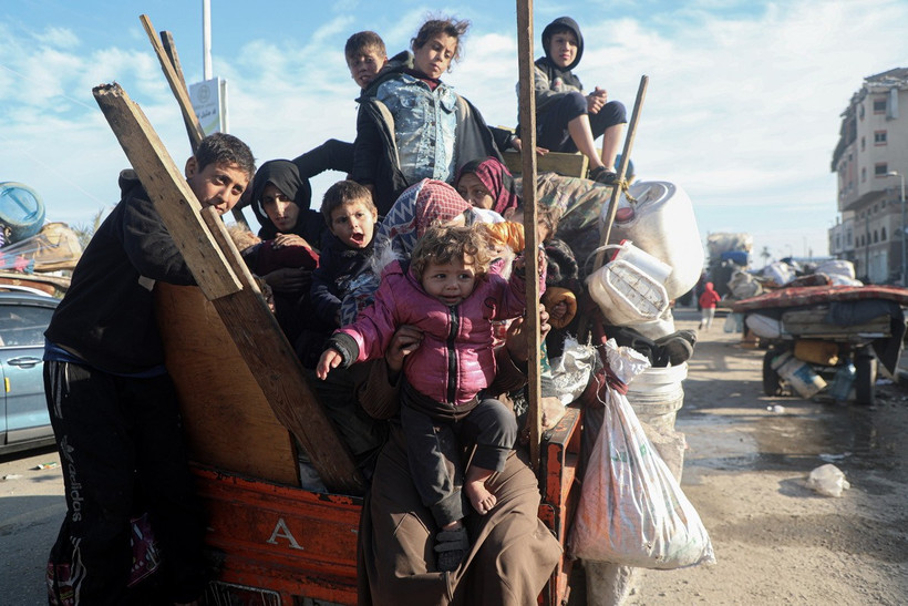 Người dân Palestine trở về nhà tại Gaza ngày 27/1/2025. (Nguồn: THX/TTXVN)