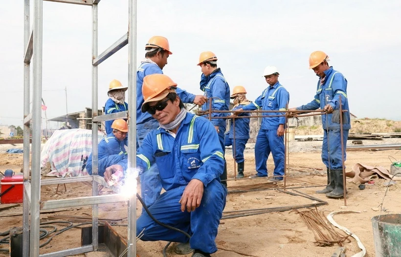 Kỳ nghỉ Tết, công nhân vẫn duy trì lịch làm việc trên công trường cao tốc dự án Chí Thạnh-Vân Phong. (Ảnh: Xuân Triệu/TTXVN)