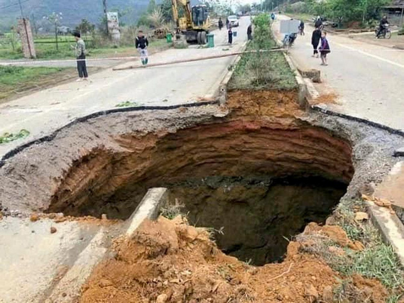 "Hố tử thần" sâu hơn 5 mét xuất hiện giữa đường quốc lộ. (Nguồn: Truyền hình Yên Bái)