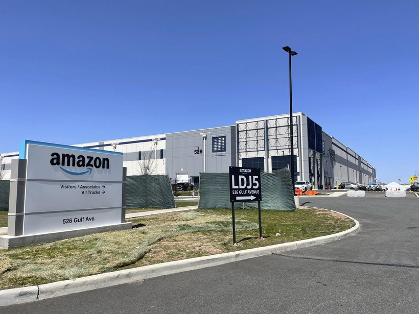 Một kho hàng của Amazon tại New York, Mỹ. (Nguồn: Kyodo/TTXVN)