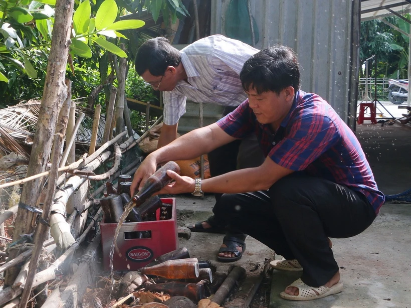 Dọn dẹp dụng cụ trữ nước phòng loăng quăng sinh sản là một trong những biện pháp phòng bệnh sốt xuất huyết. (Ảnh: Tuấn Phi/TTXVN)