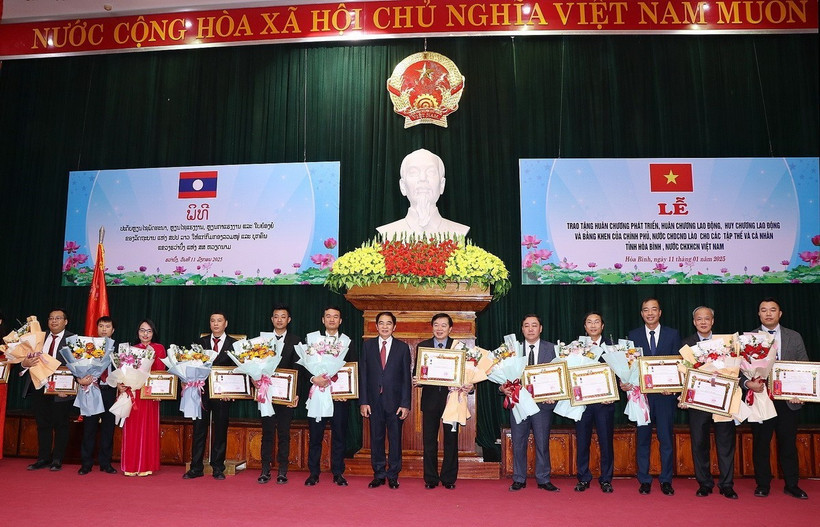 Trao huân, huy chương của Chính phủ Lào cho các tập thể, cá nhân tỉnh Hòa Bình. (Ảnh: Thanh Hải/TTXVN) 