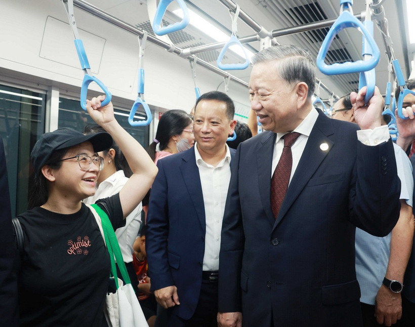 Tổng Bí thư Tô Lâm đi tàu Metro số 1 Bến Thành-Suối Tiên và trò chuyện với người dân. (Ảnh: Thống Nhất/TTXVN)