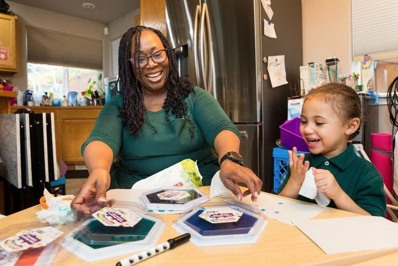 Bang California của Mỹ có chi phí giữ trẻ cao thứ tư toàn quốc, với trung bình 1.829 USD/tháng cho một em bé. (Nguồn: cascadepbs)