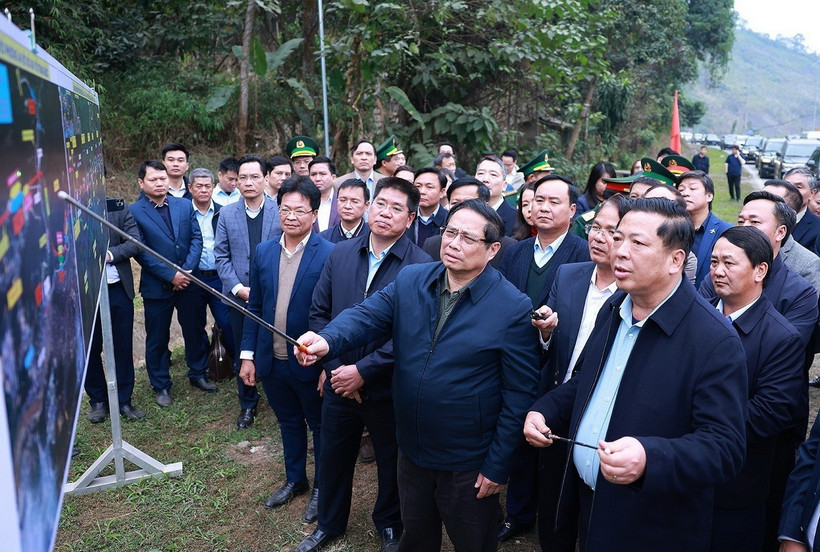 Thủ tướng Phạm Minh Chính khảo sát dự án đường sắt Lào Cai-Hà Nội-Hải Phòng, đoạn qua tỉnh Lào Cai. (Ảnh: Dương Giang/TTXVN)
